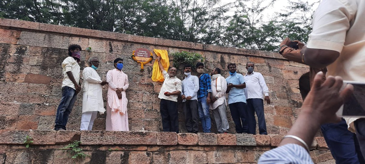 yuva_brigade's tweet photo. #RellowPlaques
#YuvaBrigade
Today, Yuva Brigade - Bagalkot fixed the Rellow plaque at historic well that was constructed in the year 1708. https://t.co/9hX7HOsxCj