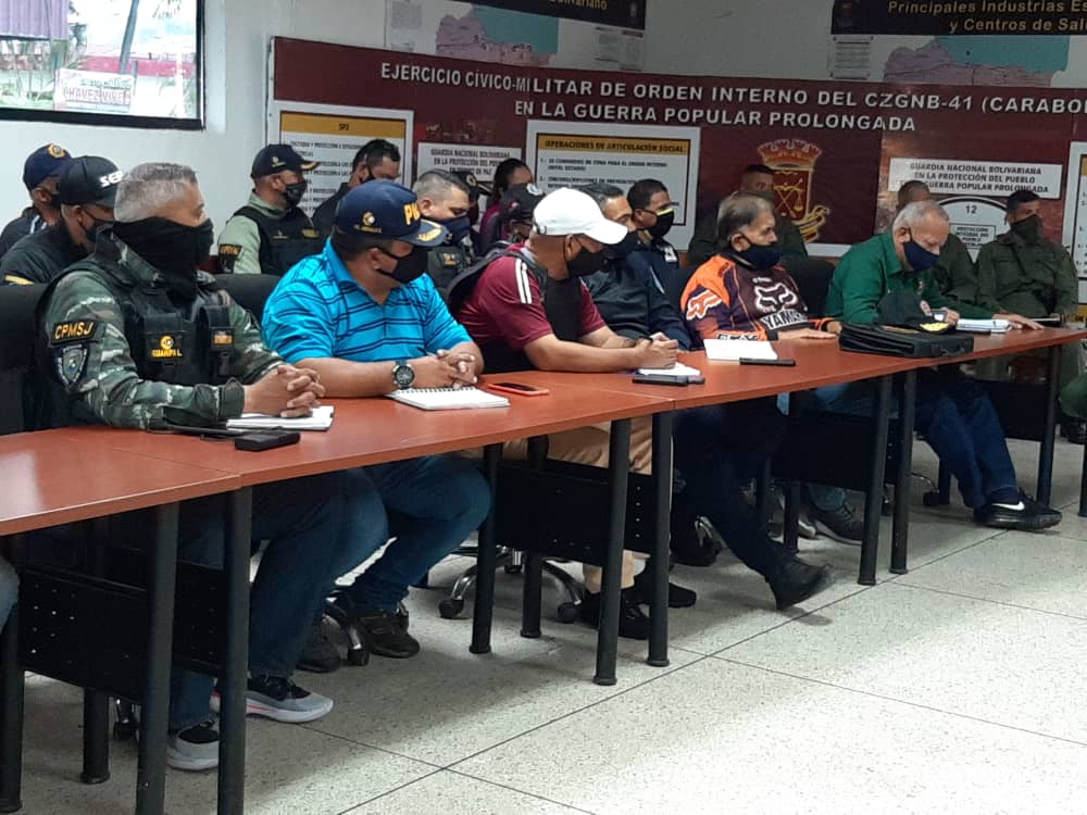 avilaelguerrero's tweet photo. #ConcienciaCiudadanaPreventiva
Junto a nuestro Jefe de la @carabobozodic, G/D José Murga Baptista, planificando las acciones de despliegue para garantizar en Carabobo la Cuarentena Radical. Cumpliendo las órdenes de @NicolasMaduro y de @rafaellacava10 @Polic_carabobo https://t.co/9DqMY817m5