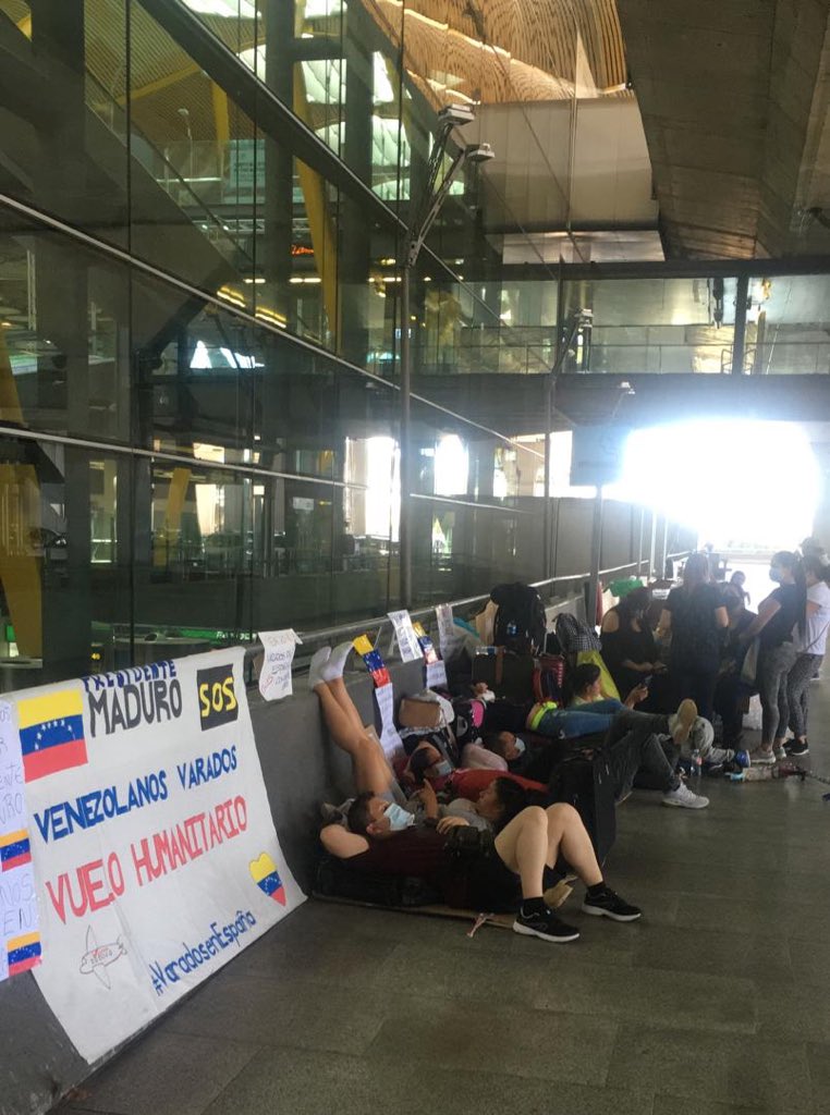 GoiAzua's tweet photo. Un grupo de venezolanos varados en España pasará su cuarta noche en el aeropuerto de Barajas. Aún sin respuestas de las autoridades sobre su repatriación, estos venezolanos se muestran agradecidos por las donaciones de comida y artículos de higiene que les han hecho llegar. https://t.co/cffChLiHLQ