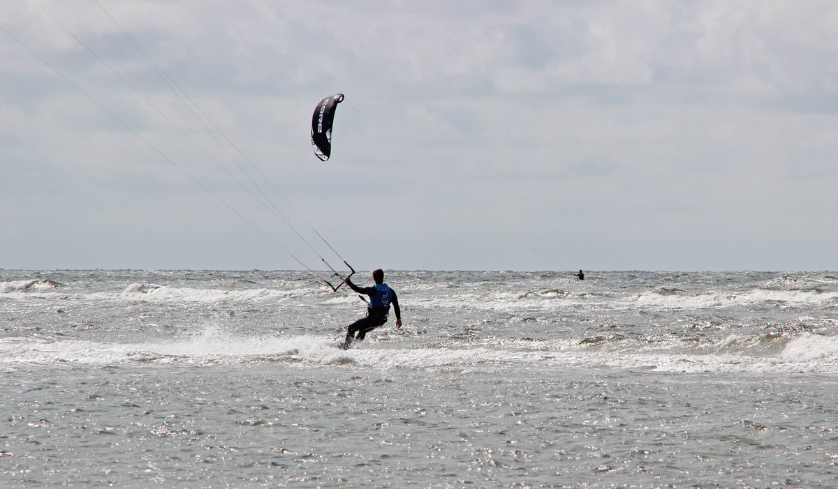 Min_Danmark's tweet photo. Bei diesen sportlichen Aktivitäten eigne ich mich doch mehr als Person hinter der Kamera. Wellenreiter, Kitesurfer auf Rømø.
#LakolkStrand #Rømø #Surfen #Dänemark #Syddanmark #Nordsee
https://t.co/pkPSp8szWV
https://t.co/SFaSTpHoeH https://t.co/9FV46DEpd6