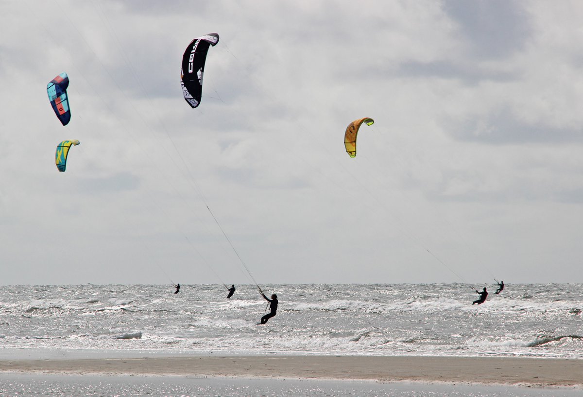 Min_Danmark's tweet photo. Bei diesen sportlichen Aktivitäten eigne ich mich doch mehr als Person hinter der Kamera. Wellenreiter, Kitesurfer auf Rømø.
#LakolkStrand #Rømø #Surfen #Dänemark #Syddanmark #Nordsee
https://t.co/pkPSp8szWV
https://t.co/SFaSTpHoeH https://t.co/9FV46DEpd6