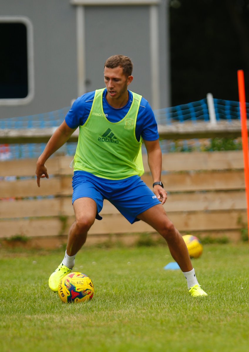 The Players back 1st session underway @JamieEdge08 <a href="/RyanCams/">Ryancams</a> <a href="/HsSpalding/">Henry Spalding</a> <a href="/HJRW_/">Harry Williams</a> 
<a href="/SupermarineFC/">Swindon Supermarine</a> @SwindonSuperma1  <a href="/JoshBarclay9/">Josh Barclay</a> <a href="/marineboy0125/">twoteamsinswindon</a>