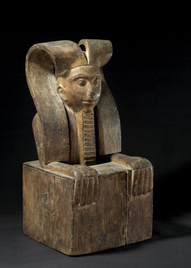 This majestic sculpture of a sphinx by Haida artist Simeon Stilthda  @britishmuseum was for example supposedly found in an abandoned Haida house in about 1895. /2