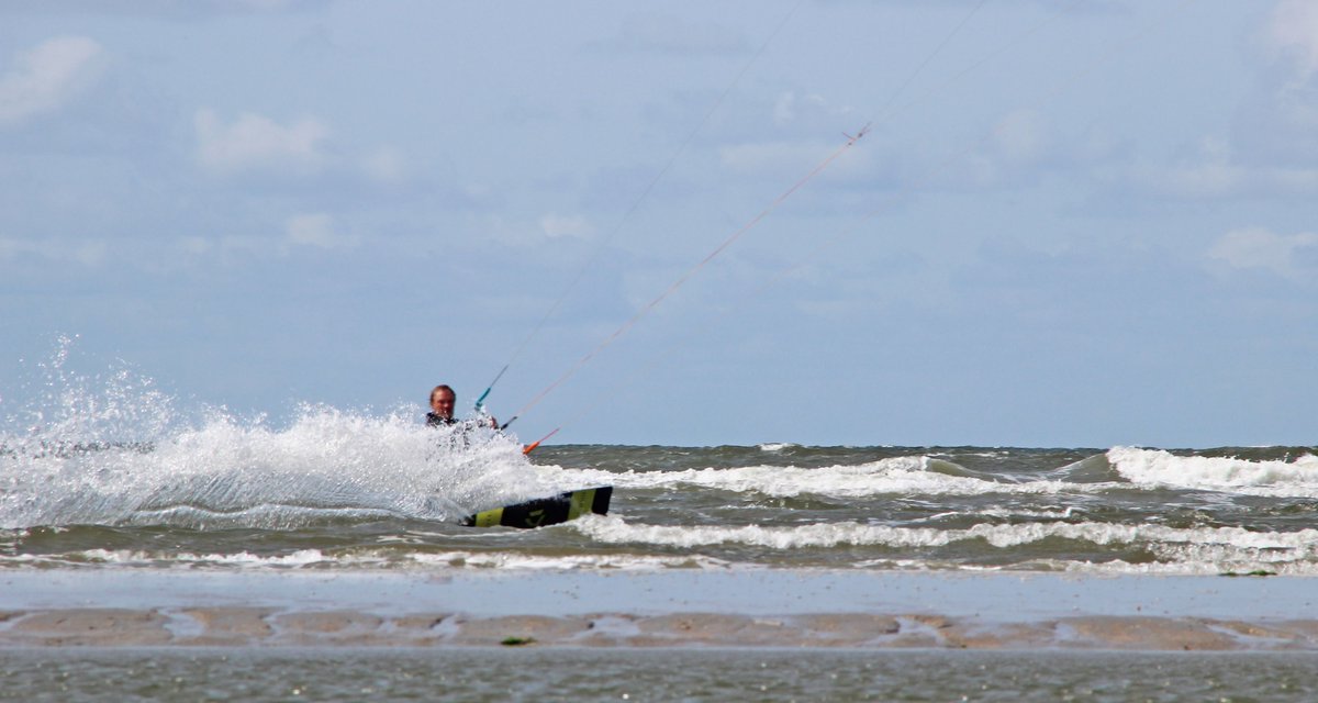 Min_Danmark's tweet photo. Bei diesen sportlichen Aktivitäten eigne ich mich doch mehr als Person hinter der Kamera. Wellenreiter, Kitesurfer auf Rømø.
#LakolkStrand #Rømø #Surfen #Dänemark #Syddanmark #Nordsee
https://t.co/pkPSp8szWV
https://t.co/SFaSTpHoeH https://t.co/9FV46DEpd6
