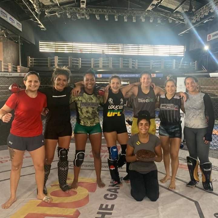 Talita_MMA's tweet photo. Sábado de muito treino e aprendizado com essa mulherada fera que me recebeu muito bem! Obrigada meninas.... foi um prazer enorme!! #UFC #porrada #IFTeam #MMA #mmafighter #WMMA #mmagirls #mulherada #girlpower https://t.co/2VwNPJ3TfX