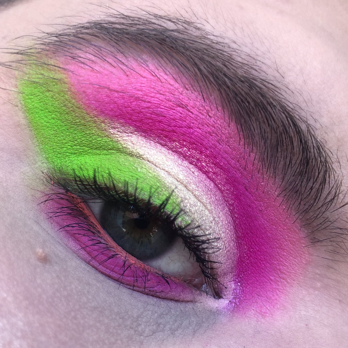 mickamrl's tweet image. sour candy 💚🍭 / day 4/100 of #100daysofmakeupchallenge 

@ladygaga @ygofficialblink @BLACKPINK 

@bperfectcosm carnival XL pro palette

ig : mickupytb 
instagram.com/mickupytb