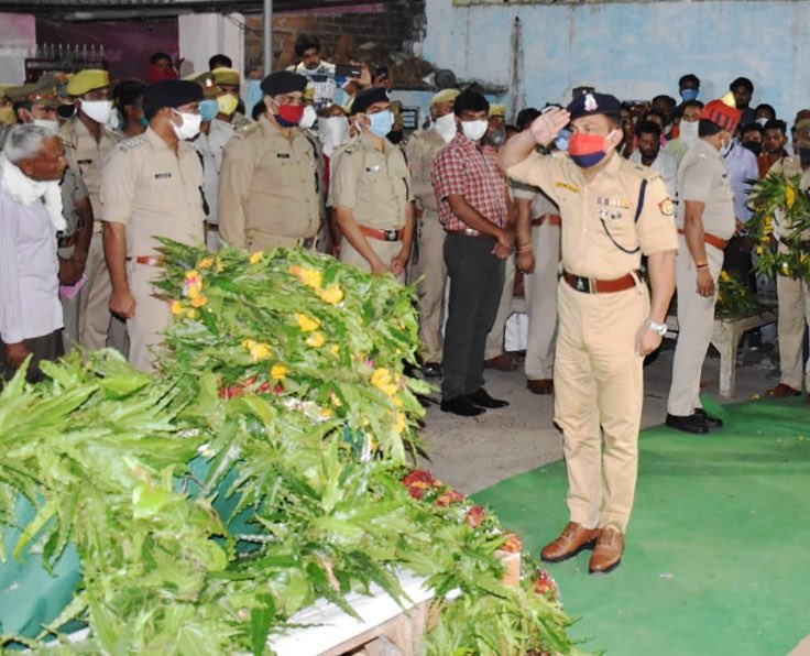 upcoprahul's tweet photo. Paid tributes at #Jhansi to brave Constable Sultan Singh martyred in #KanpurEncounter. 
 
Late Sultan wanted his 7 year old daughter to be a doctor. 
We will try our level best to get his dream fulfilled through his daughter !

Rest in peace brother 🙏

#KanpurPolice #Kanpur https://t.co/OOvHPlUxTi