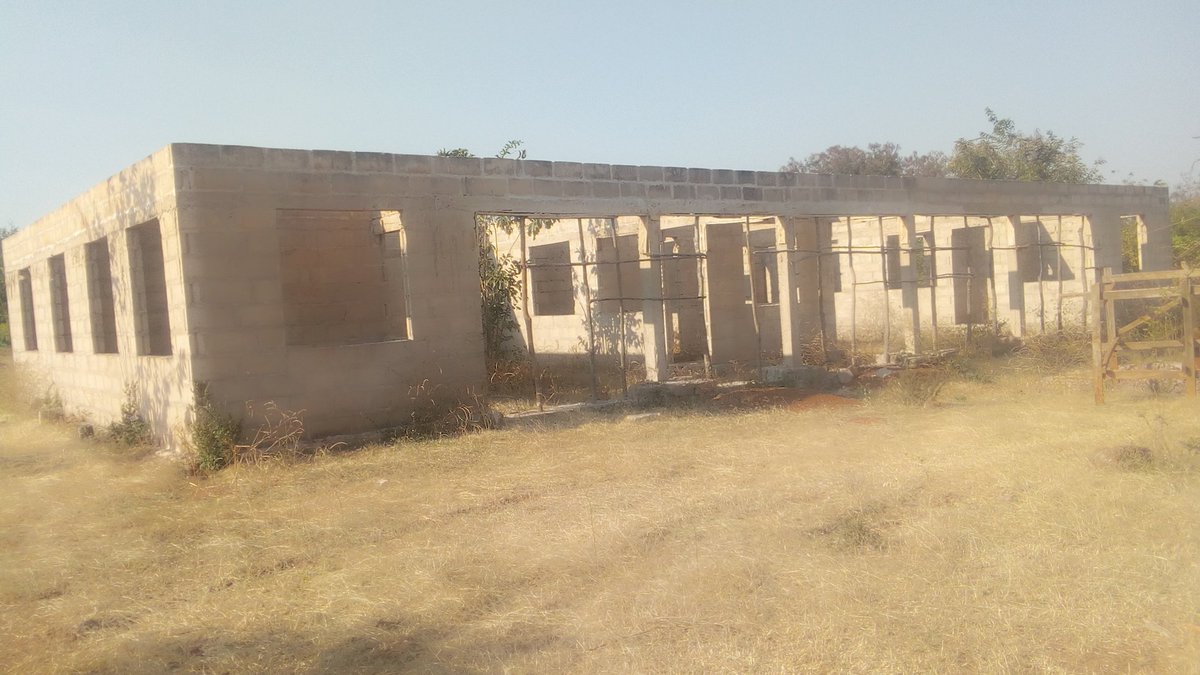 CalorasM's tweet photo. Hili Ni moja ya boma Kati ya maboma mawili ambayo yanahitaji kuka
Milishwa katika kata ya Bukandwe wilaya ya MBOGWE mkoa wa Geita ikiwa nipamoja na jengo la kituo Cha afya ambacho hadisasa Ni takribani miaka kumi likiwa limepauliwa tunaiomba serikali kuu  iyakamilishe @ummymwalim https://t.co/AKLWSAjWw0