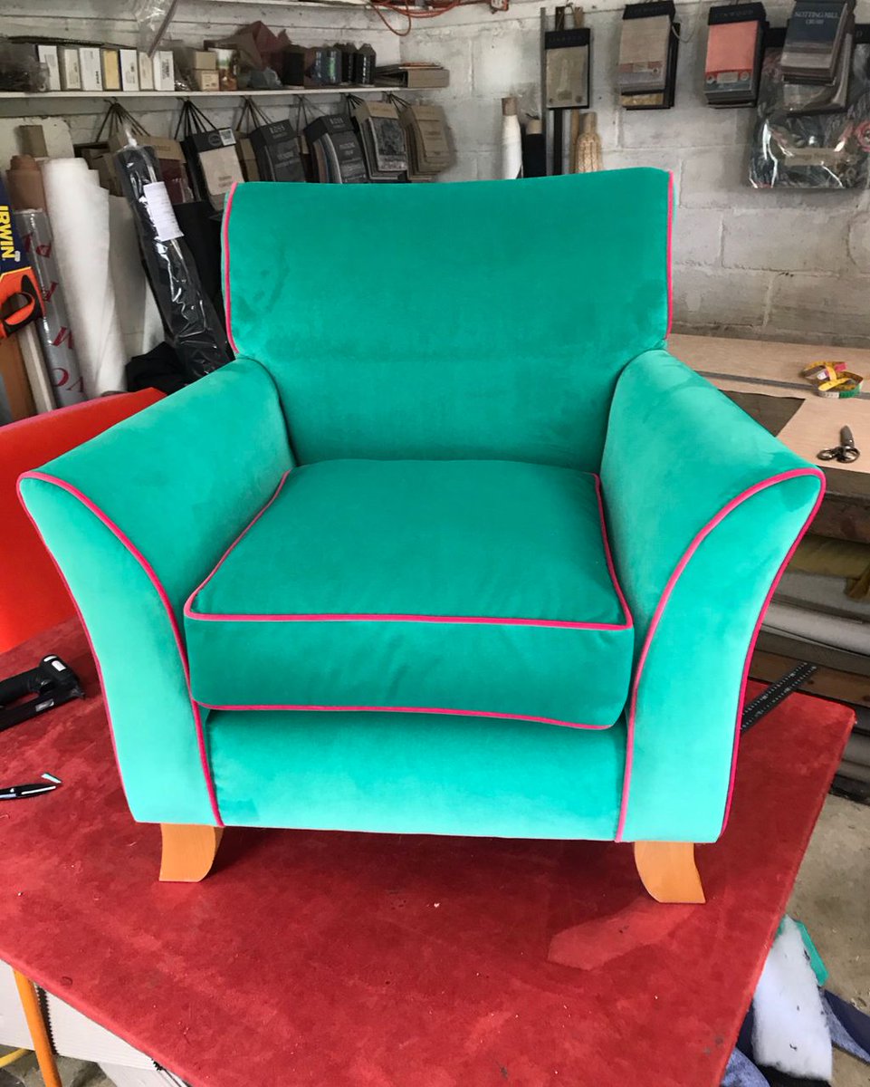 chairworkshop's tweet photo. Yasssss to bold colour choices!
Loving the @Linwood_Fabric velvet on this chair. https://t.co/jCdcxAaXbh