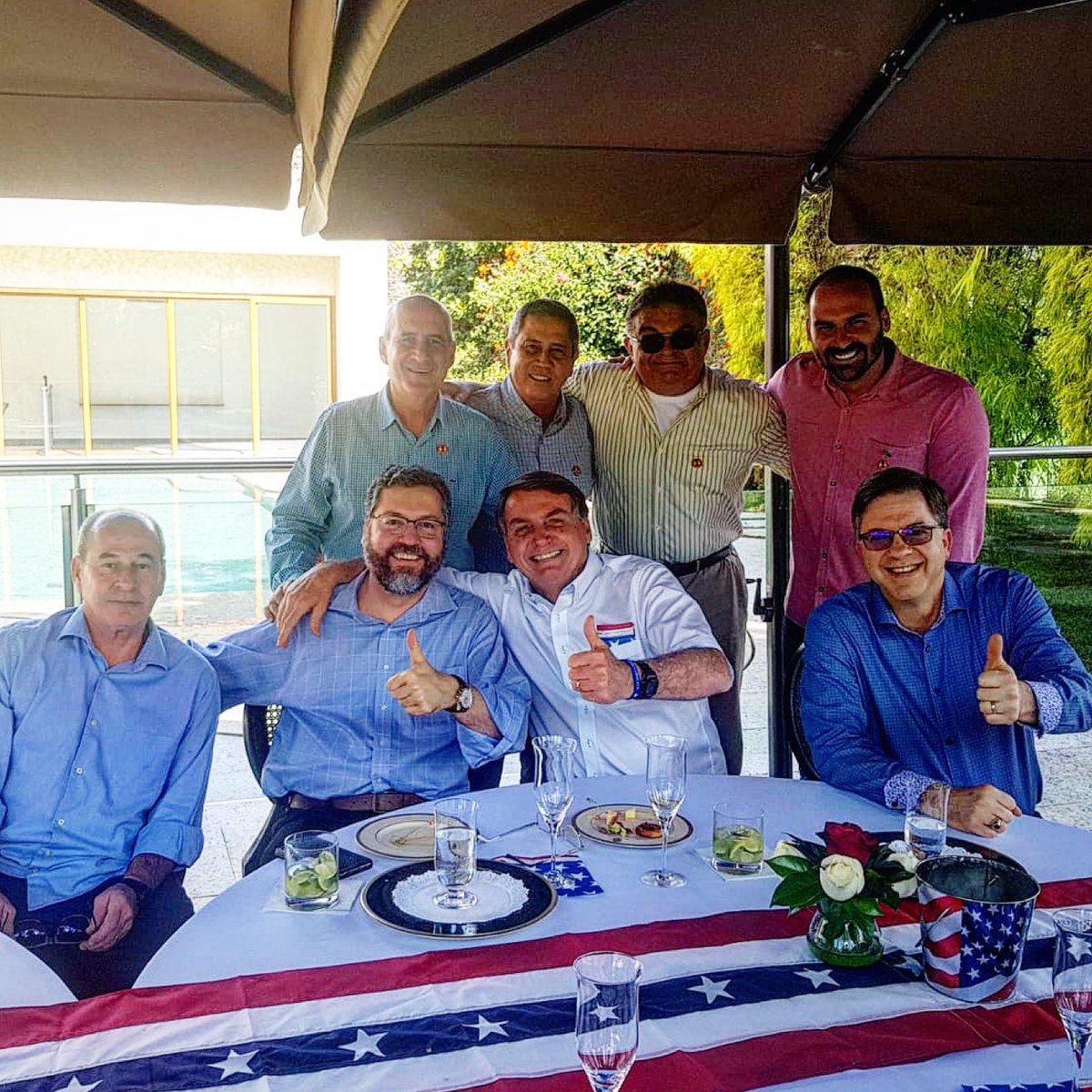 Tive a honra de acompanhar o Presidente @JairBolsonaro no almoço de 4 de Julho na Embaixada EUA, oferecido pelo Embaixador Todd Chapman
Graças ao Chanceler @ernestofaraujo, Brasil e EUA se aproximam mais e mais; que os ideais de liberdade de nosso irmão sejam inspiração! 🇧🇷 🇺🇸 https://t.co/6KcHkDEFGS