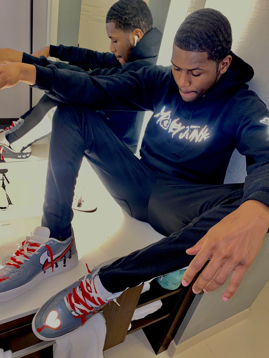 xTrapStarz's tweet photo. Tried To Wear My Heart On My Sleeve, But It Ended Up On My Sneaks 💔💰...#TahhzyRaw 🎯#9GS #MajiWorld🖤 https://t.co/AojsLUFQCV