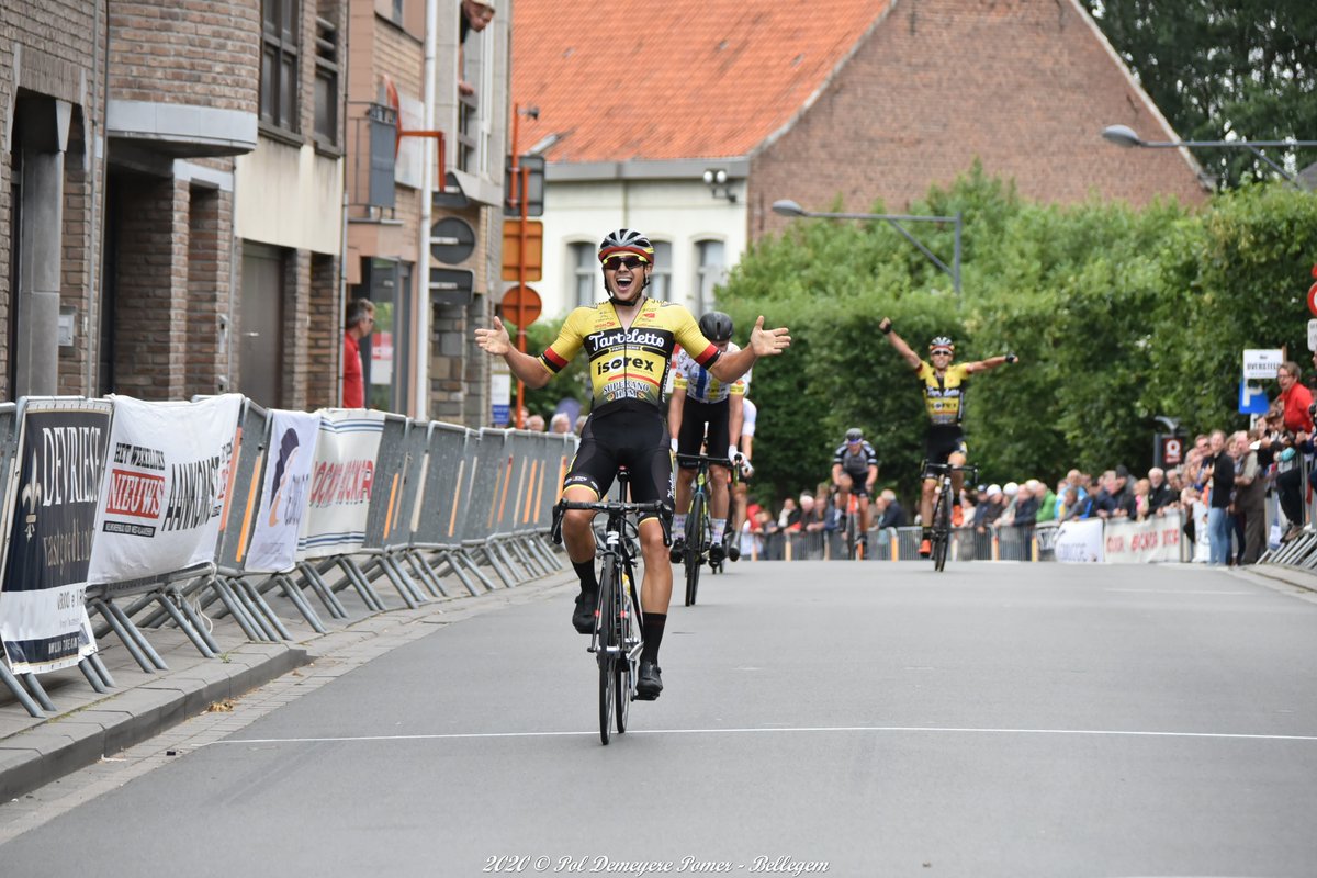 Pomerr's tweet image. Lennert Teugels wint in Bellegem voor Jens Vandenbogaerde en Gianni Marchand.