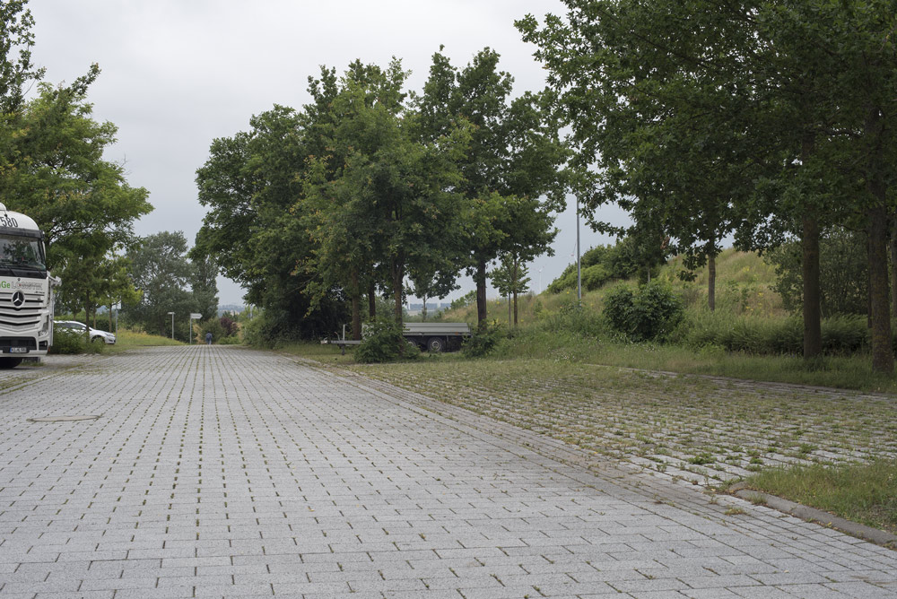huplahinweg's tweet photo. so wird es aussehen, wenn #Wismar s #Bürger nichts dagegen tun: leere #Parkplätze komplett #versiegelt und dahin vegetierende Bäume mit #Alibifunktion
Merkt denn niemand etwas???
#machtdochnix #egal https://t.co/mEWPFpiqZ9