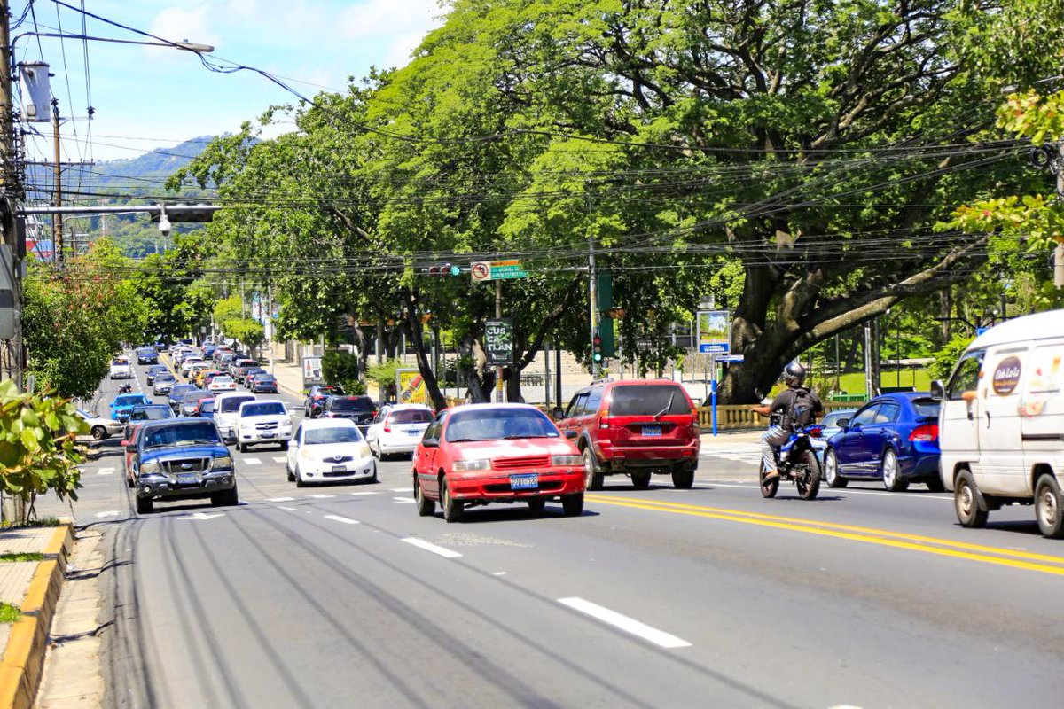 ATV_C17's tweet photo. Según el recorrido por las calles del centro histórico del departamento de San Salvador este día, se constató un fuerte tráfico vehicular y afluencia de personas. https://t.co/uGHHLclEXQ