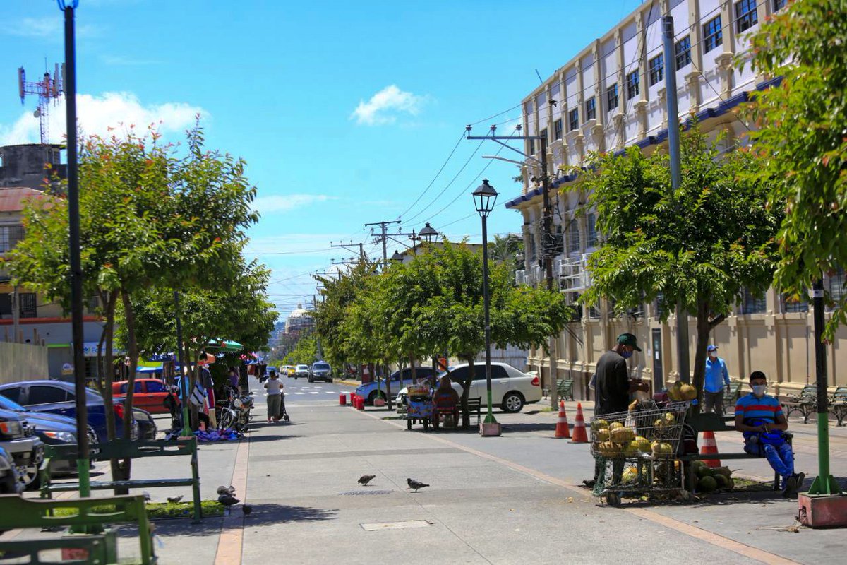 ATV_C17's tweet photo. Según el recorrido por las calles del centro histórico del departamento de San Salvador este día, se constató un fuerte tráfico vehicular y afluencia de personas. https://t.co/uGHHLclEXQ