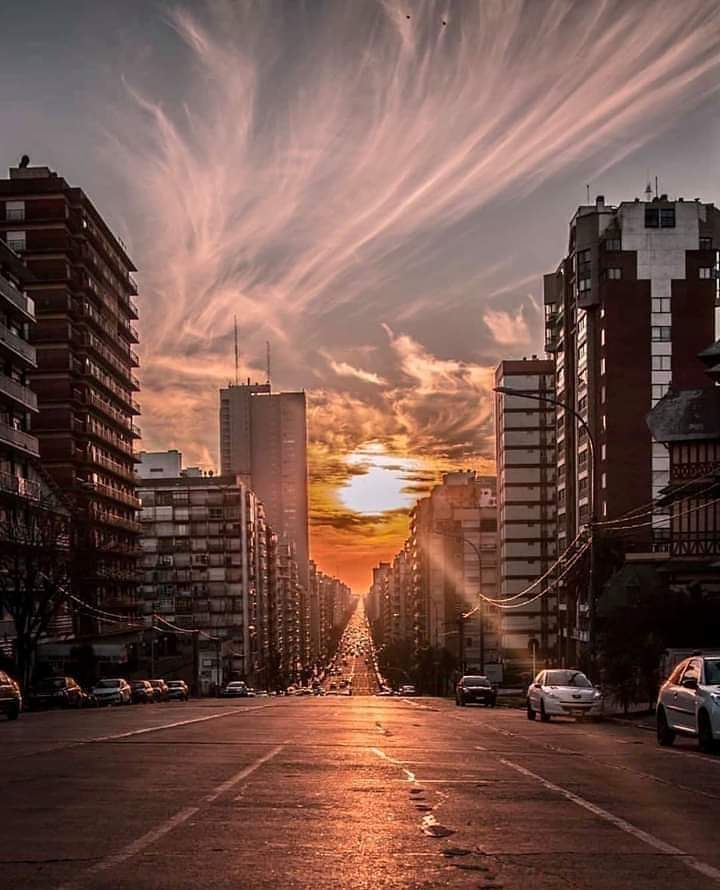 fichate los atardeceres desde la Av. Colón. Mar del Plata.