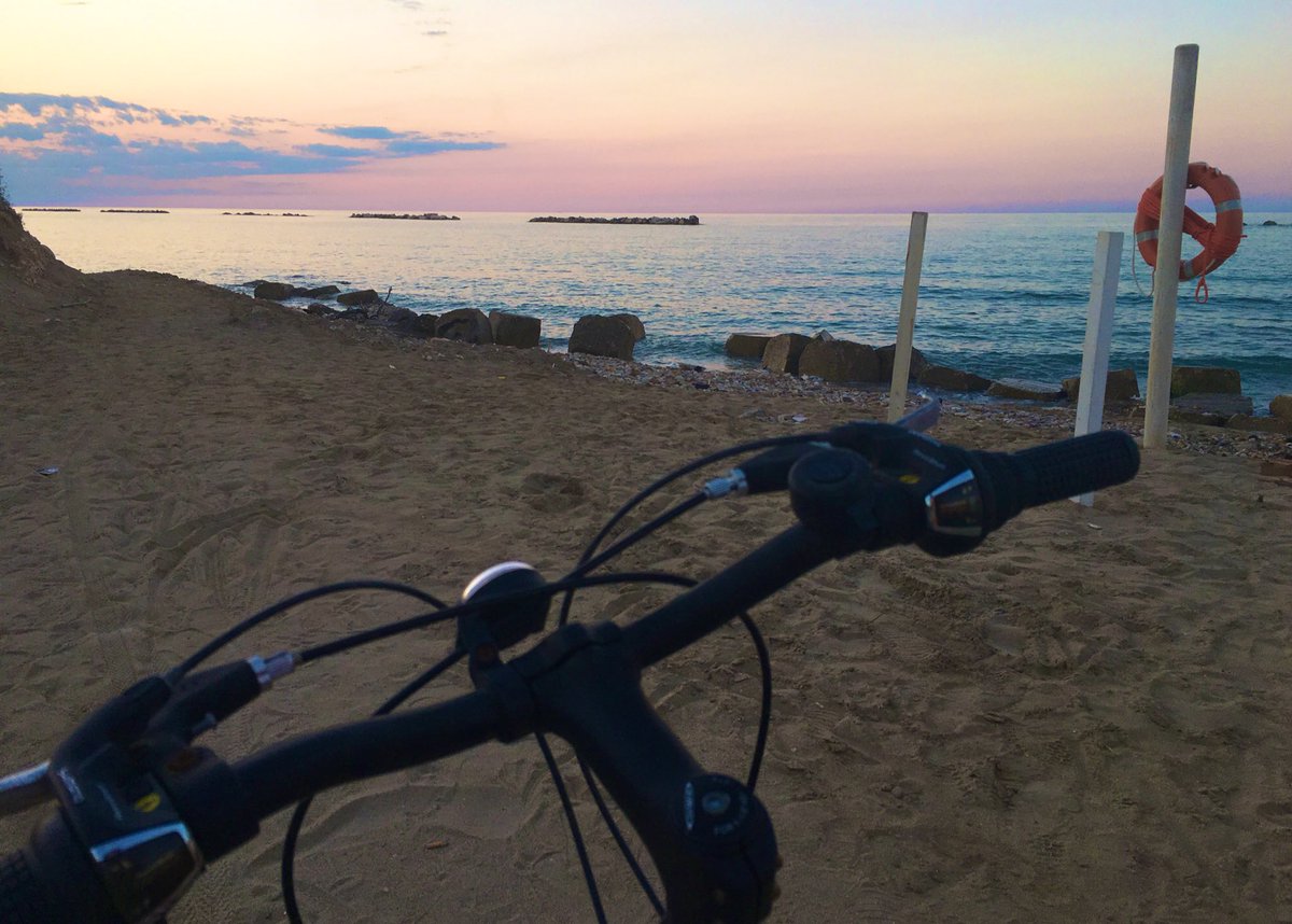 ArabaFenice1078's tweet photo. “Nascesti non per guardar tramonti ma per conquistare il sole”
#Sea #Sunset #bicycle #TheTaleOfMe https://t.co/ls9QBStyxy