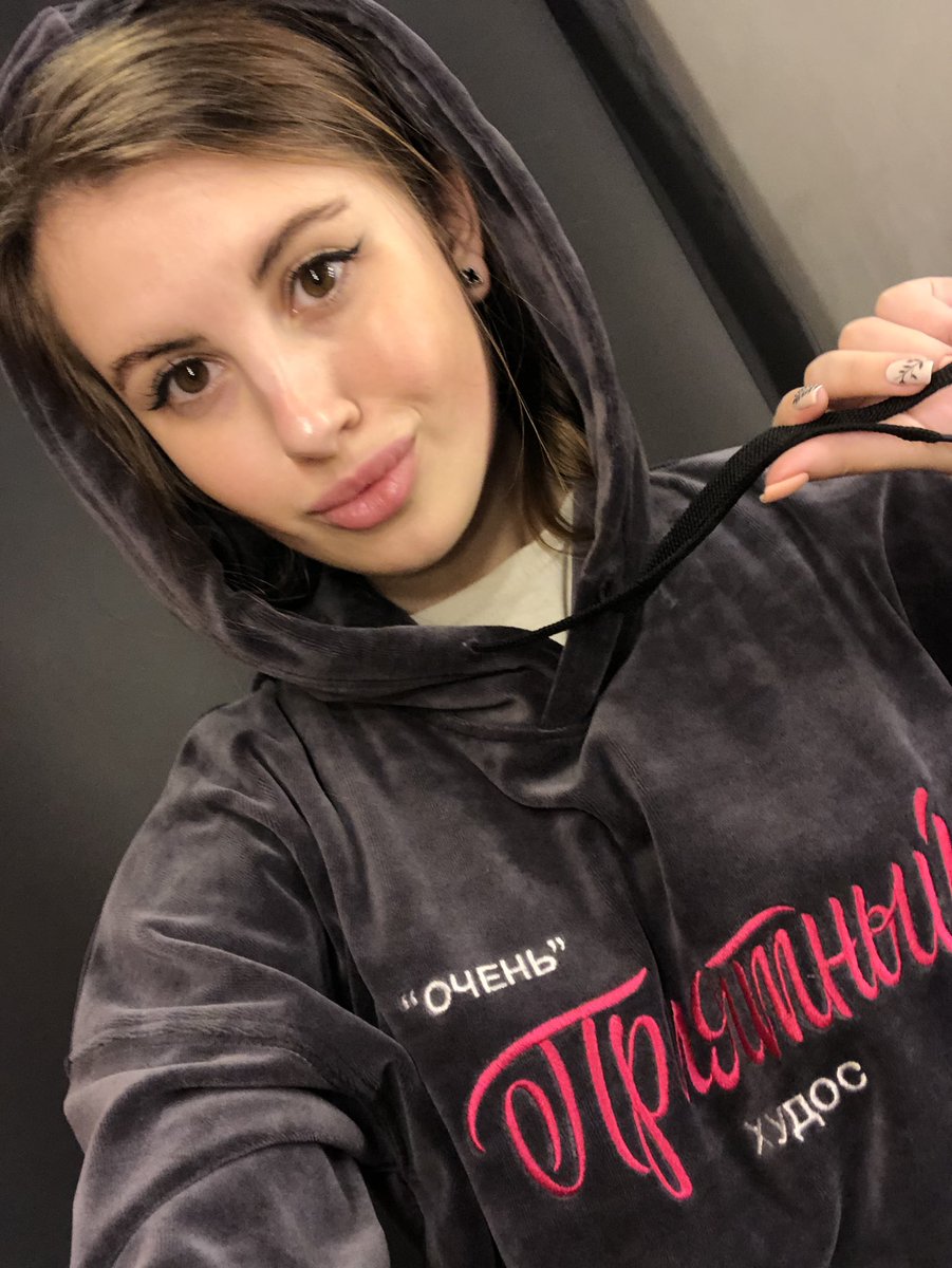 elisavetaaaaaaa's tweet photo. Один из моих любимых блоггеров - Приятный Ильдар, и мерч у него такой же Приятный
@master_ildar 😎
Кстати, найти его можно у нас в #vsrap https://t.co/2hFzZ31IF8