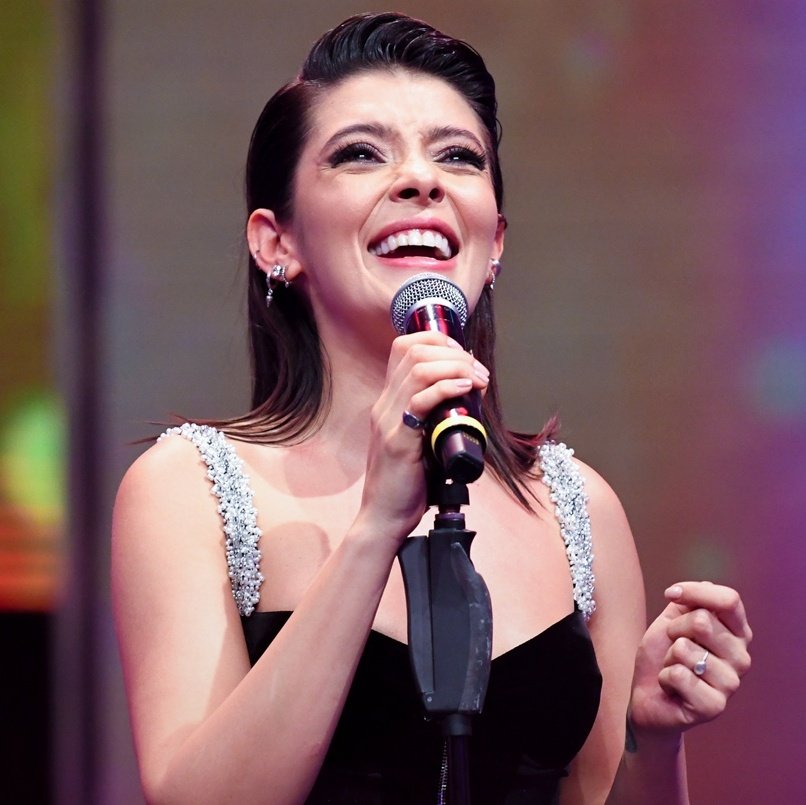 Selin Şekerci yine mi çiçek 🌸 #BenimleSöyle #SelinŞekerci