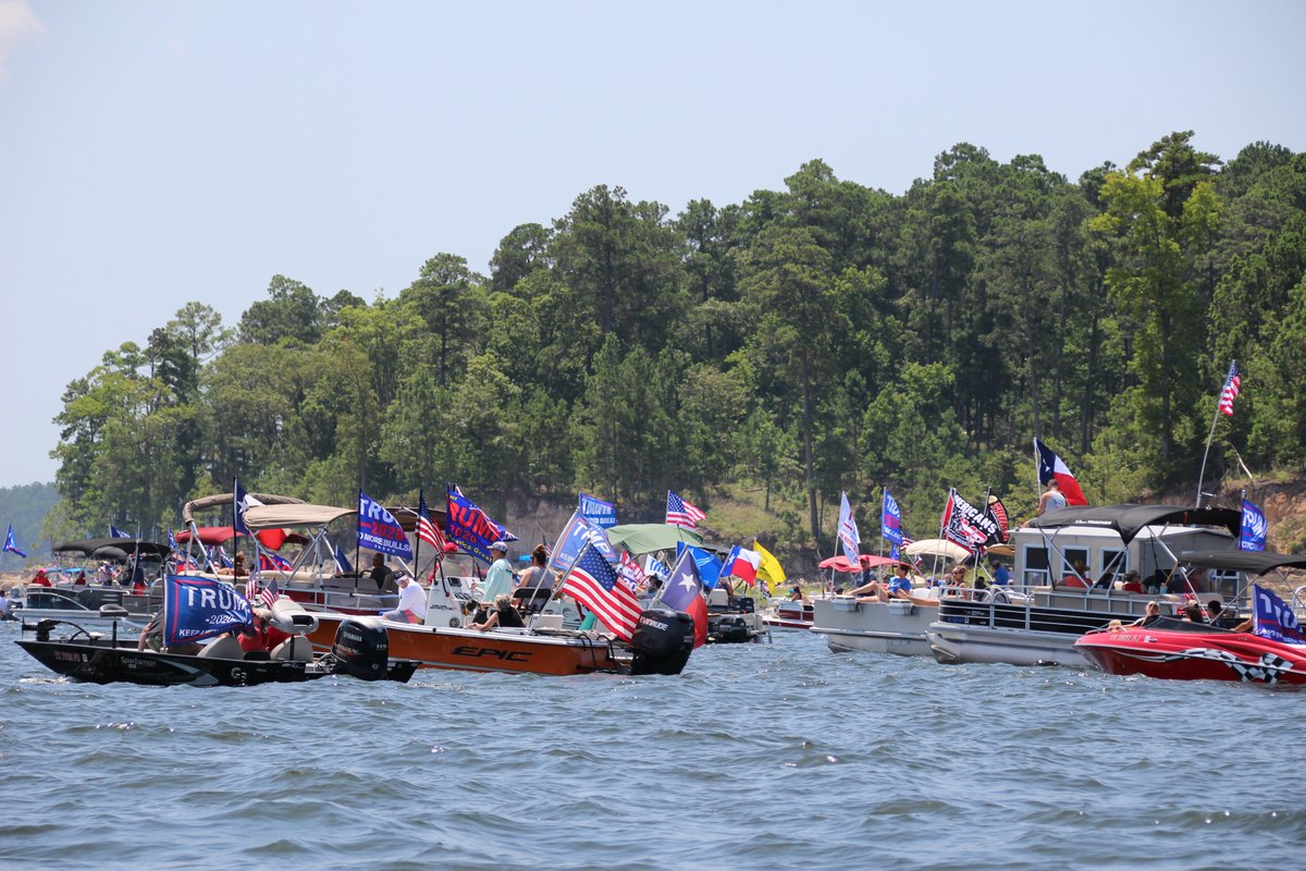 FigariStephanie's tweet photo. GREATEST TRUMP PARADE OF AT LEAST 500 BOATS!  Lake Sam Rayburn TEXAS.  HAPPY 4TH MR. PRESIDENT!!! @realDonaldTrump @POTUS https://t.co/OqdBpzD1tT