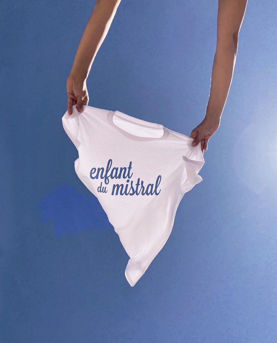 La collection "Vallon de mon coeur" est disponible sur notre site internet 💙💙 sakina-msa.com  
Parfaite pour l'été et le beau temps 🌞 
Portez les calanques avec fierté 😎