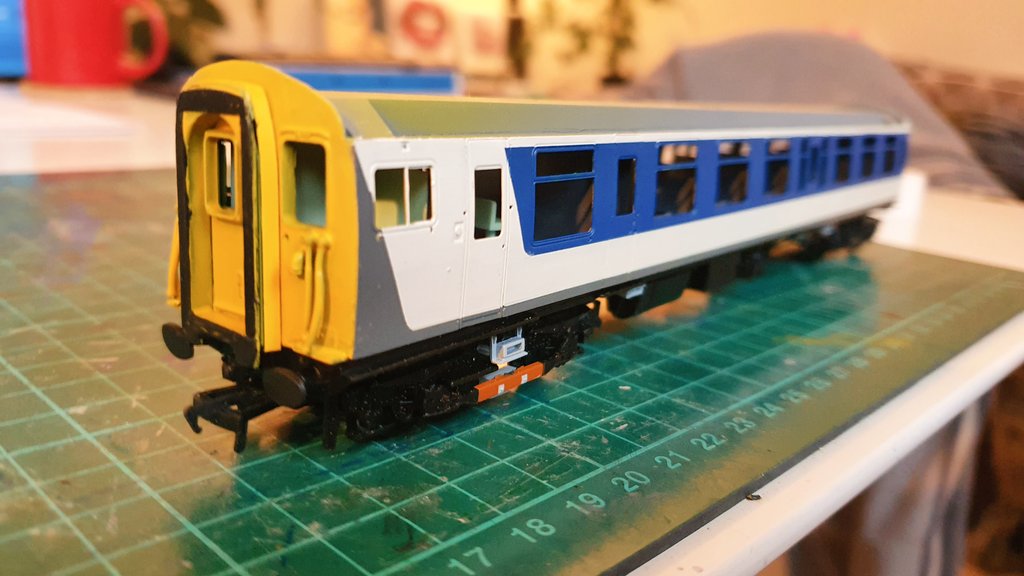 PdannyH's tweet photo. #4CEP Update: paintjob progress - ready for the red! Coming along nicely, although not looking forward to doing the window frames, lol.
#TMRGUK #Class411 #Commission #NetworkSouthEast #modelrailway #SouthernRegion #VariousMultipleUnits https://t.co/6mHfWB84T6