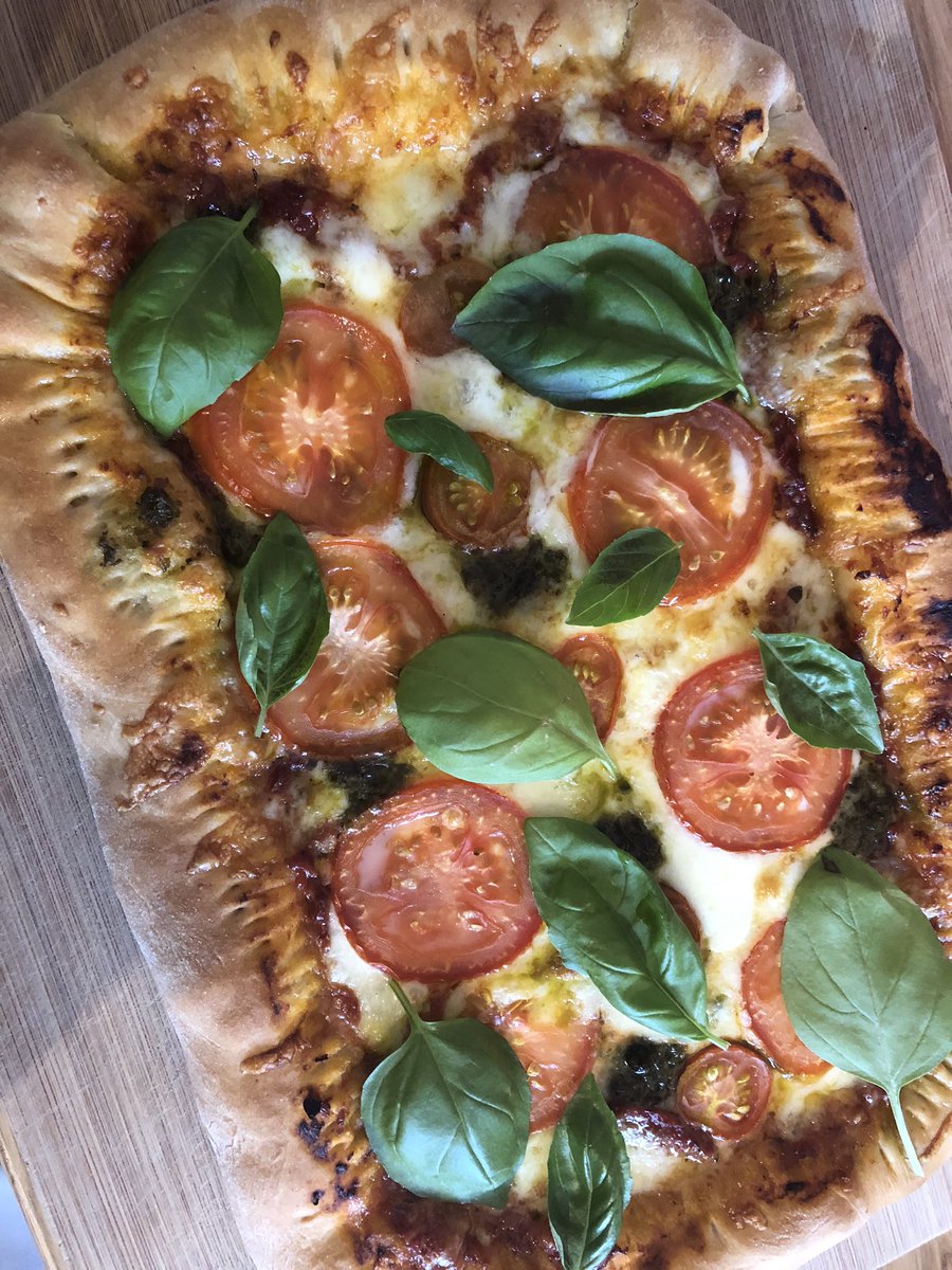FantasyKae's tweet photo. Who needs restaurants? #Homemade #Pizza #Yum https://t.co/he97O7r1EU