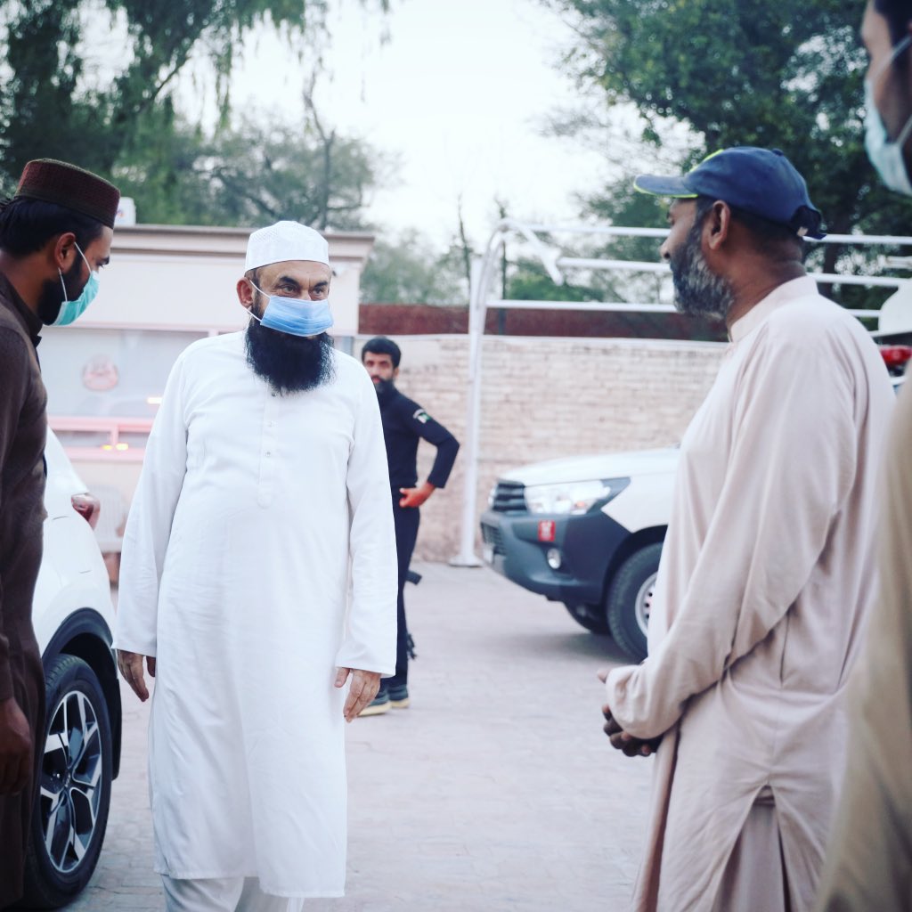 TariqJamilOFCL's tweet photo. Let's protect yourself and others by doing small steps that government said while this pandemic. Don’t forget to make dua for whole Umah. #tariqjamil https://t.co/qQQ1vPKGqj
