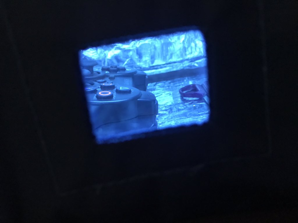 krabster9's tweet photo. My playstation controller being exposed to UV light 🔪 #lockdownscenes https://t.co/HQa1M1lPCY