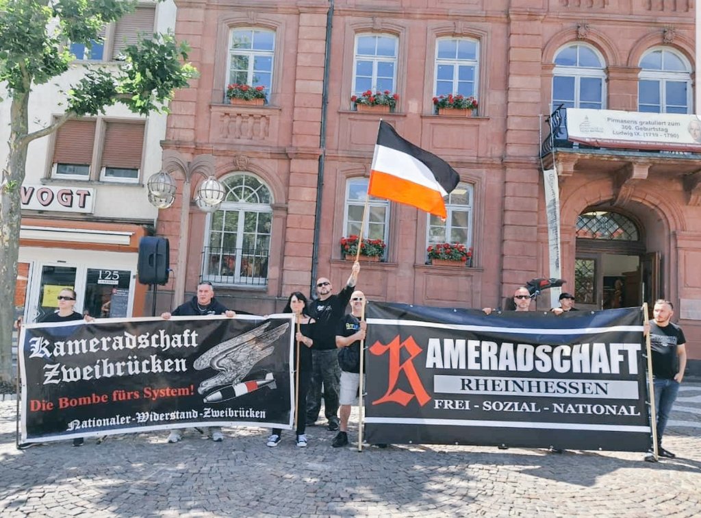 FlorianGrabows1's tweet photo. 4.Juli 2020 Kundgebungstour in der Pfalz!
Der Staat ist am Ende ! Willkommen in der BRD!
#Zweibrücken #Contwig #Pirmasens
#kaiserslautern https://t.co/HtWXzJYo7g