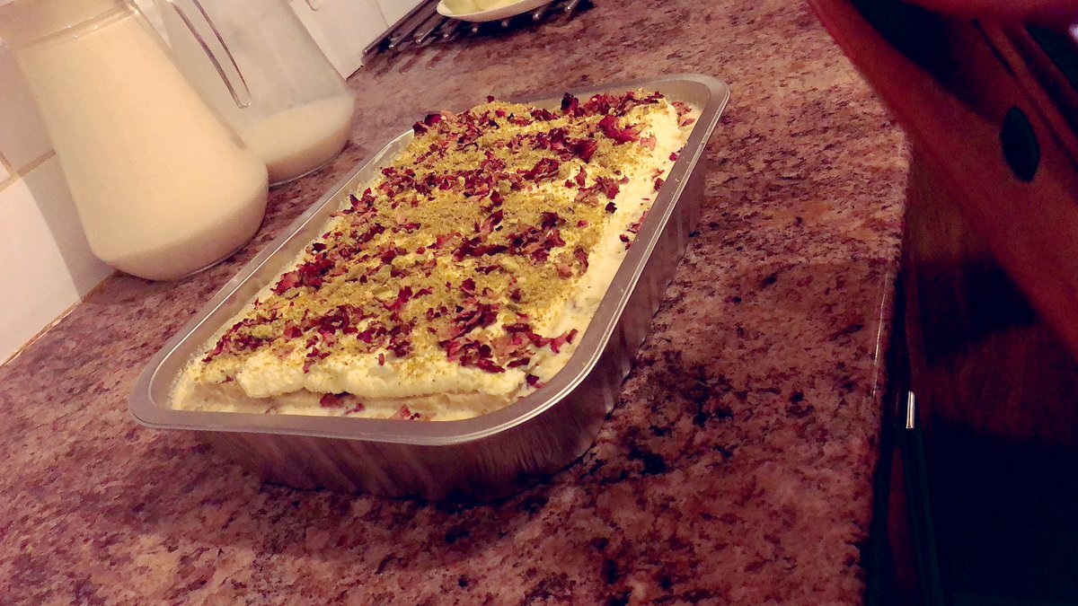 _a194's tweet photo. Pistachio and rose 🥀 milk cake ❤️ @_ahaniah https://t.co/fnxPqHA24u