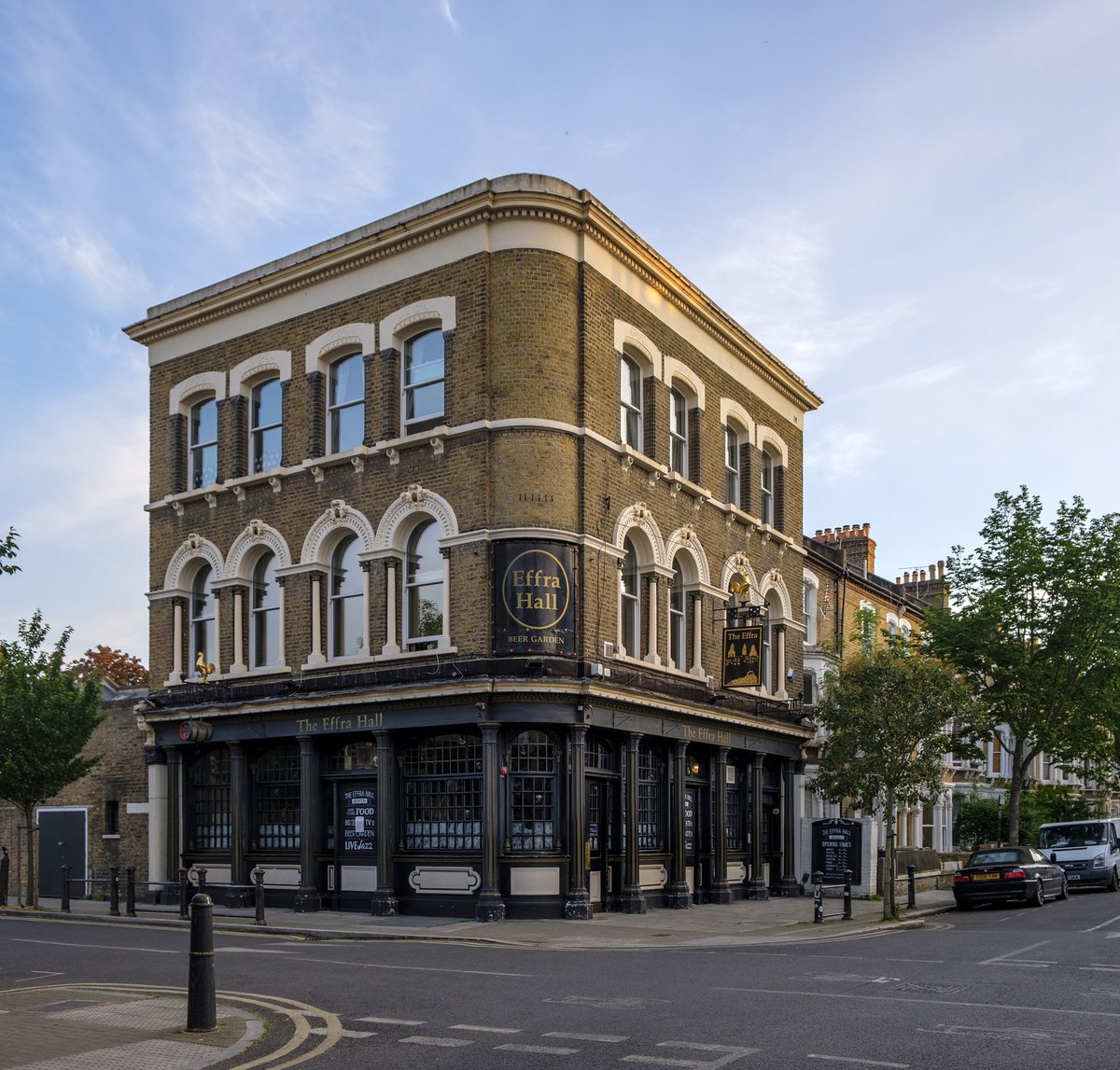 Most pubs are along busy streets, but some of the best are found in quiet neighborhoods. The Effra Hall is close to central Brixton in a Victorian residential area.