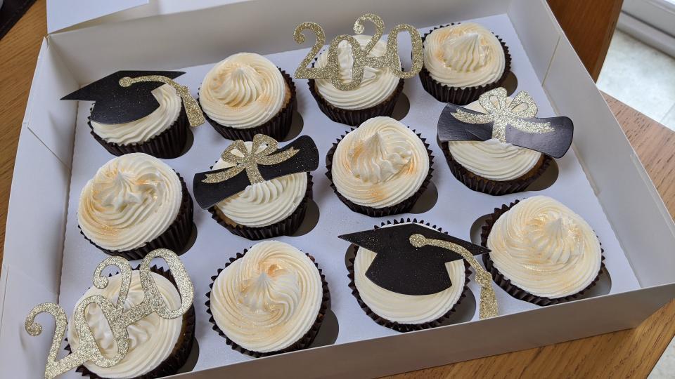 Hands up if your graduations been cancelled! 🙋🙋🙋 ME TOO! 😭

Garden graduation it is! With some graduation cupcakes to match 🧑‍🎓