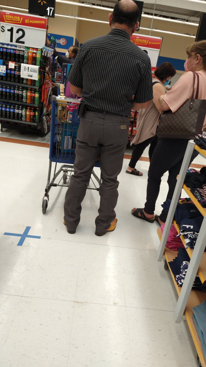 YuridiaGt's tweet photo. De que sirve entrar solos a Walmart, si dentro de la tienda te encuentras gente que literalmente le vale verch las putas recomendaciones.... https://t.co/bzwFN5SKQQ