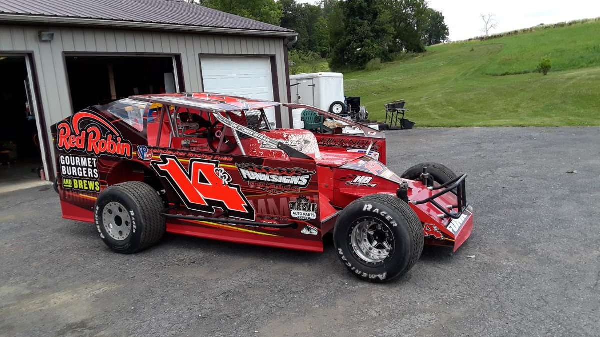 JoeFunkRacing's tweet photo. Grandview Speedway bound tonight. @RedRobinRacing #YUMMM https://t.co/8fvJCdOt46
