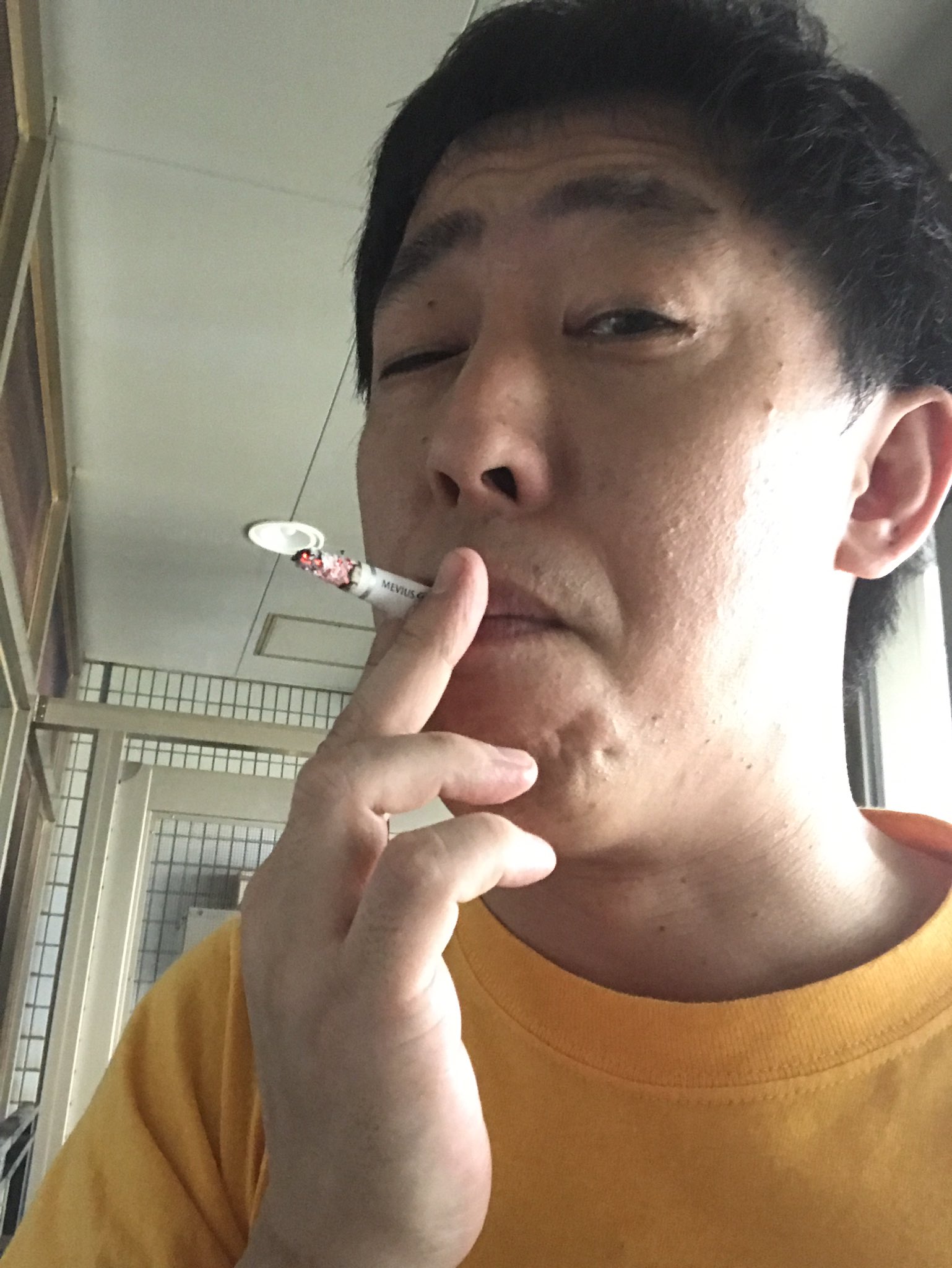 さらば青春の光 森田哲矢 歳の時から1日2箱ぐらい吸ってきたタバコですが 禁煙することに決めました これ人生で最後の一本です T Co Py95mkyrci Twitter