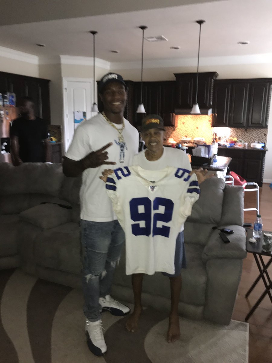 KLR_doce's tweet photo. Seeing the look on my uncle face was all the fireworks i needed for today!! Next YT video is going to touch y’all hearts fr! Everybody send good vibes and motivation to my unc @coachbrou70 !! Link my to YouTube channel is my bio!! Video dropping soon!! https://t.co/I1arr9SqbM