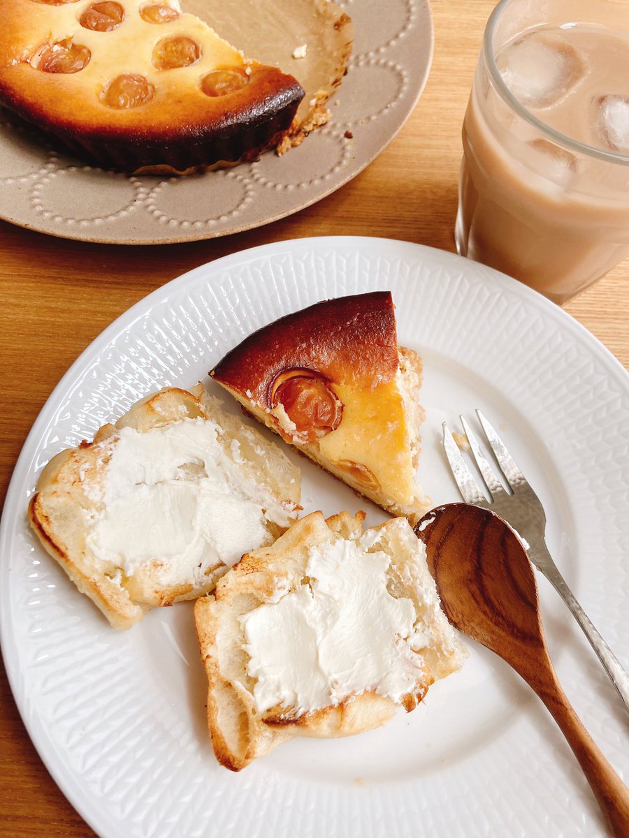 チーズケーキ やっぱり翌日の方がしっとりしてて美味しい 残ったクリームチーズもパ おおでゆかこ イラストレーター 絵本作家のイラスト