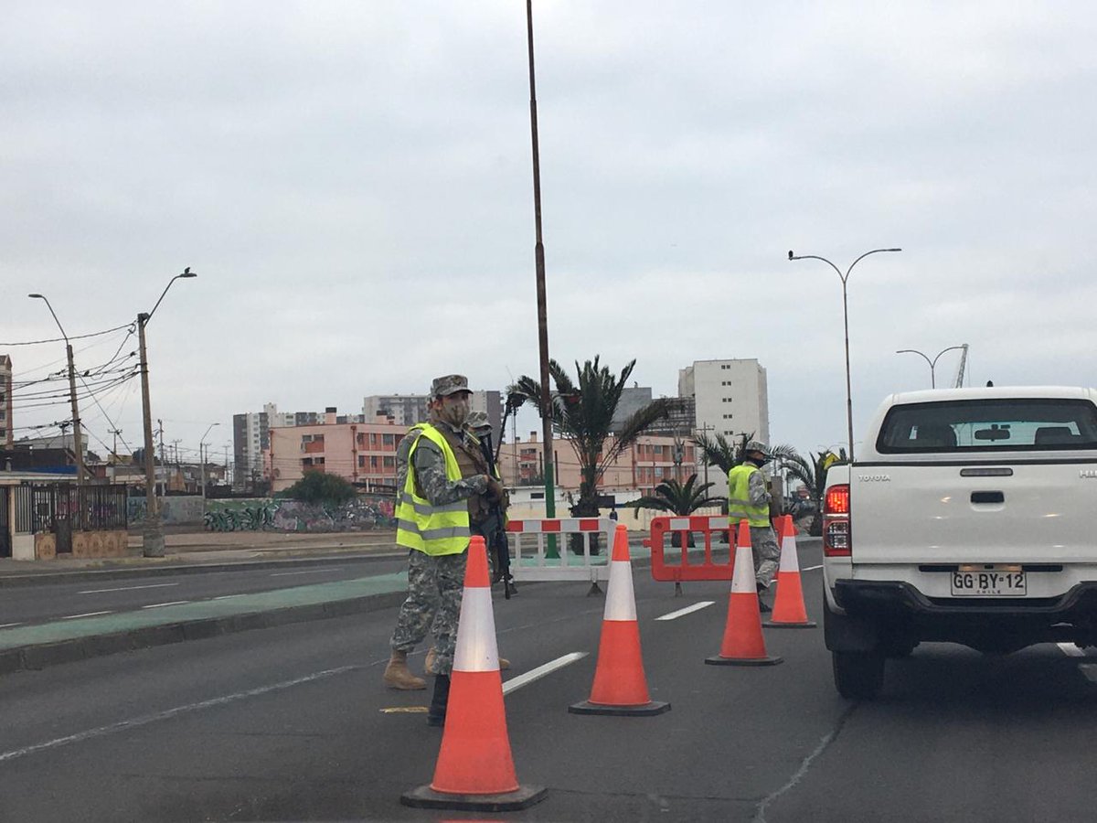 FACh_Chile's tweet photo. #FACh en #Antofagasta / La Vª Brigada Aérea se mantiene presente en los controles preventivos a vehículos que circulan en sector Balneario Trocadero por costanera y Plaza Bicentenario en el sector norte. 😷Recuerda usar mascarilla y portar la documentación necesaria. https://t.co/lAPD65qLM9