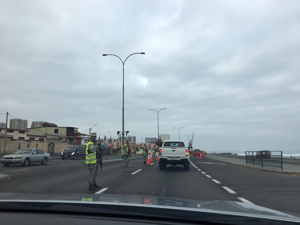 FACh_Chile's tweet photo. #FACh en #Antofagasta / La Vª Brigada Aérea se mantiene presente en los controles preventivos a vehículos que circulan en sector Balneario Trocadero por costanera y Plaza Bicentenario en el sector norte. 😷Recuerda usar mascarilla y portar la documentación necesaria. https://t.co/lAPD65qLM9