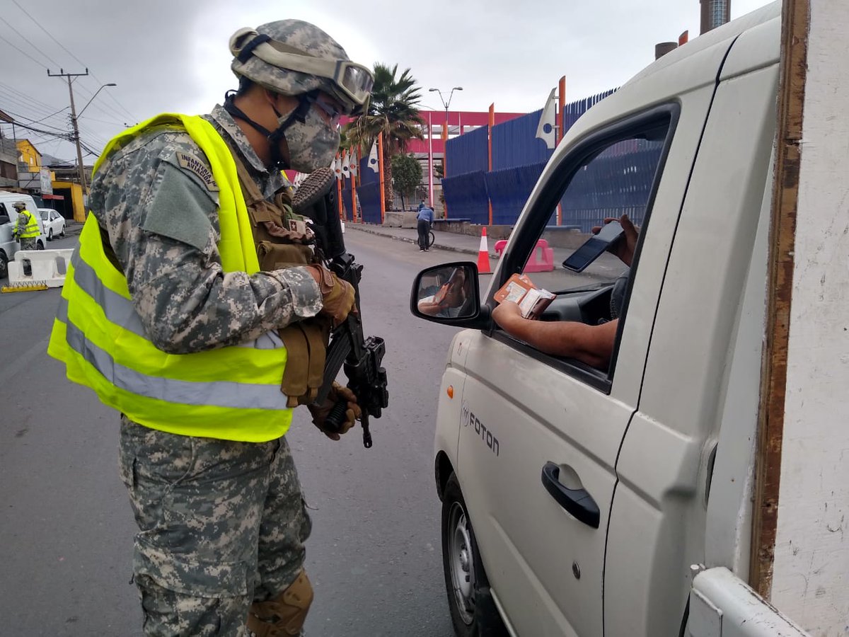 FACh_Chile's tweet photo. #FACh en #Antofagasta / La Vª Brigada Aérea se mantiene presente en los controles preventivos a vehículos que circulan en sector Balneario Trocadero por costanera y Plaza Bicentenario en el sector norte. 😷Recuerda usar mascarilla y portar la documentación necesaria. https://t.co/lAPD65qLM9