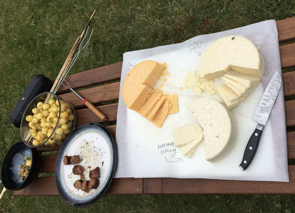 SnapdragonLori's tweet photo. Winnie roast with the *best* cheese party you can manage: #CougarGold #SmokeyCheddar, and TY @KrisJohnson_IOM for the #NaturalViking to round out Cougar Cheese 3 ways!
#weekendvibes #firepit #winnieroast #backyard #nomnom #GoCougs #cheesefordays
@WSUCreamery https://t.co/bJgmbZa141