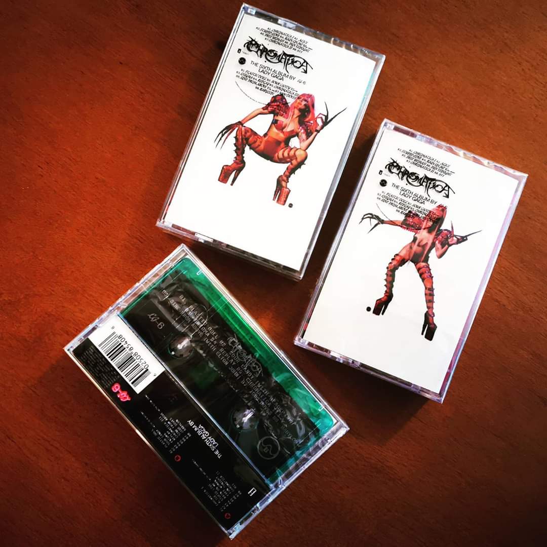 kaliyugadistro's tweet photo. Lady Gaga - Chromatica
Que tal éstas exclusivas versiones en Cassette con portadas diferentes?

#LadyGaga #Cassette #Cassettes #Tape #K7 #TapeCollector #CassetteCollector #CassetteLover #TapeLover #CassettePorn #KYDTapes #CassetteJunkie #CassetteStore #Disqueria #KaliYugaDistro https://t.co/iVfPfhcwPP