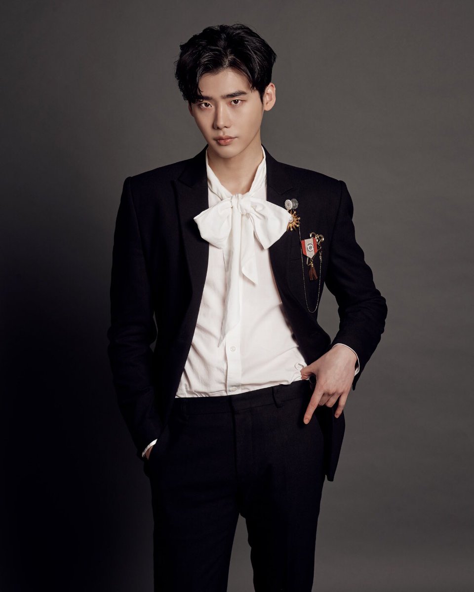 five9_59's tweet photo. 오늘 똧몽 꿨는데 이종석이 차기작에서 이런?옷입고 https://t.co/vK8jmCZABY