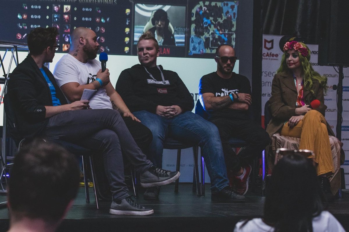 Poznaš kakšnega streamerja, youtuberja ali influencerja, ki ga še ni bilo na EPICENTER dogodkih, pa menite, da bi moral biti? Pišite nam, da ga povabimo na največji gaming festival v Sloveniji! Več na bit.ly/2VpZFub!