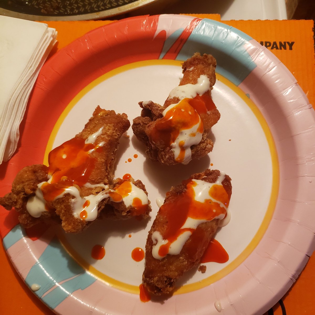 VuelvoHappy's tweet photo. Bbq tomorrow. Tonight? Big ass wings I I drizzled with ranch, and hot sauce.
#WebHouse
@LibreLonja https://t.co/q22JtiJqBw