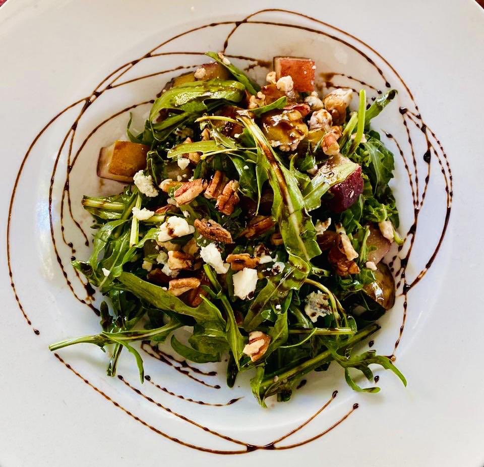 modena_pizza's tweet photo. No te pierdas nuestra deliciosa ensalada Emilia con arúgula, nuez, pera y queso gorgonzola. ¡Te encantará!

📱Rappi, DiDiFood o pick up. 
📍Colima 65, Roma Norte.
📞 Pedidos: 555925 7802 https://t.co/BUaSHdJxRl