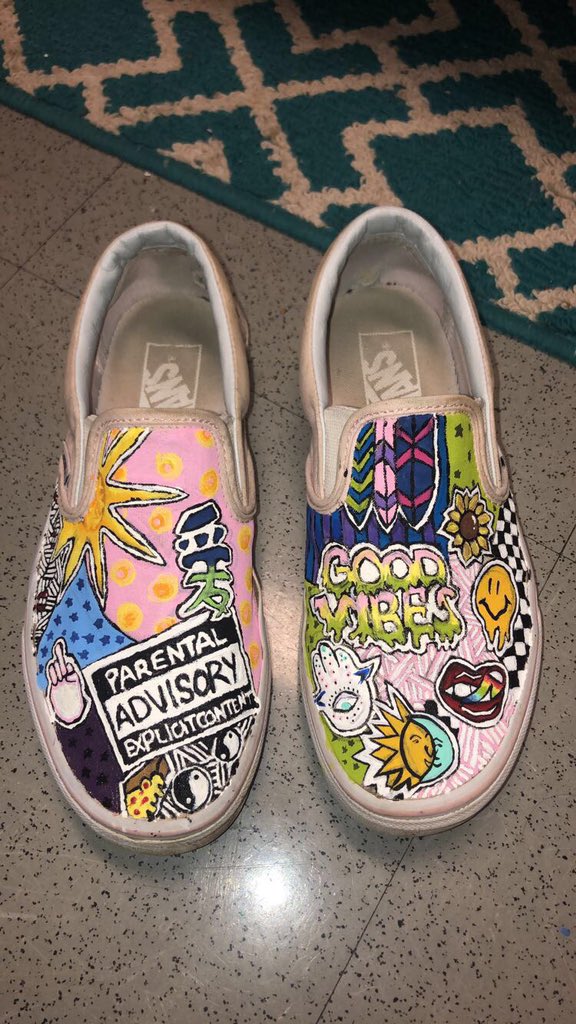 madison_m9's tweet photo. Hey guys! I’m currently in art school and absolutely love to create. I do comssions for almost any type of design! A simple retweet could really help me share my art and start a small buisness :) https://t.co/J6sUa2yCHD