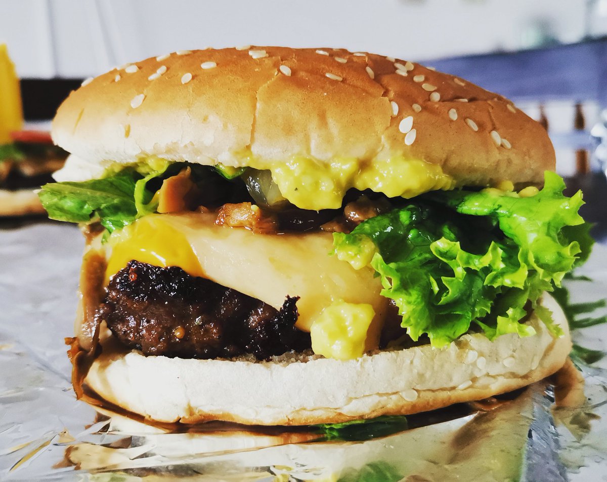 novembamen's tweet photo. "La Gordinflona" 1/4 libra torta artesanal sin preservantes, 100% carne magra, 2 quesos, lechuga, tomate, cebolla caramelizada, hongos, aguacate. Siganos en Instagram @doncacheton_ #Acachete 🍔🍟 https://t.co/ixx4vLpqR5
