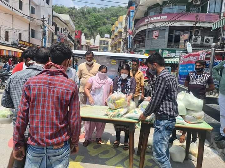 WHC7Br7ebUuhOPa's tweet photo. #संकल्प_प्रकाश के द्वारा सब्जी एवं राशन वितरण https://t.co/6fxq8KdhzC